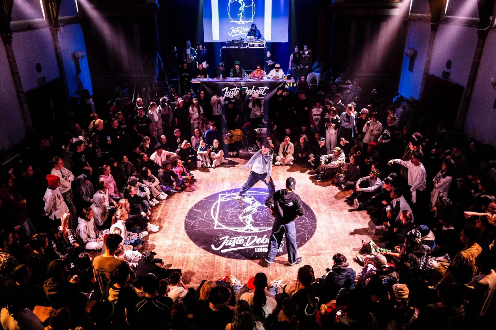 Joel Tejera bailando en el centro del círculo de Juste Debout London, rodeado de público